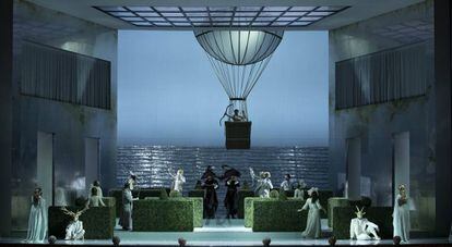 Escena del segundo acto en el jardín a la orilla del mar, de 'Così fan tutte', en la producción escénica de Chiara Muti, ayer en Nápoles.