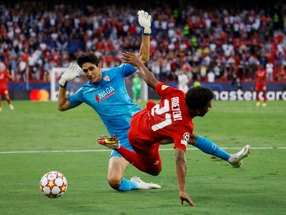 Bono hace sobre Adeyemi el tercer penalti del Sevilla en el duelo contra el Salzburgo.