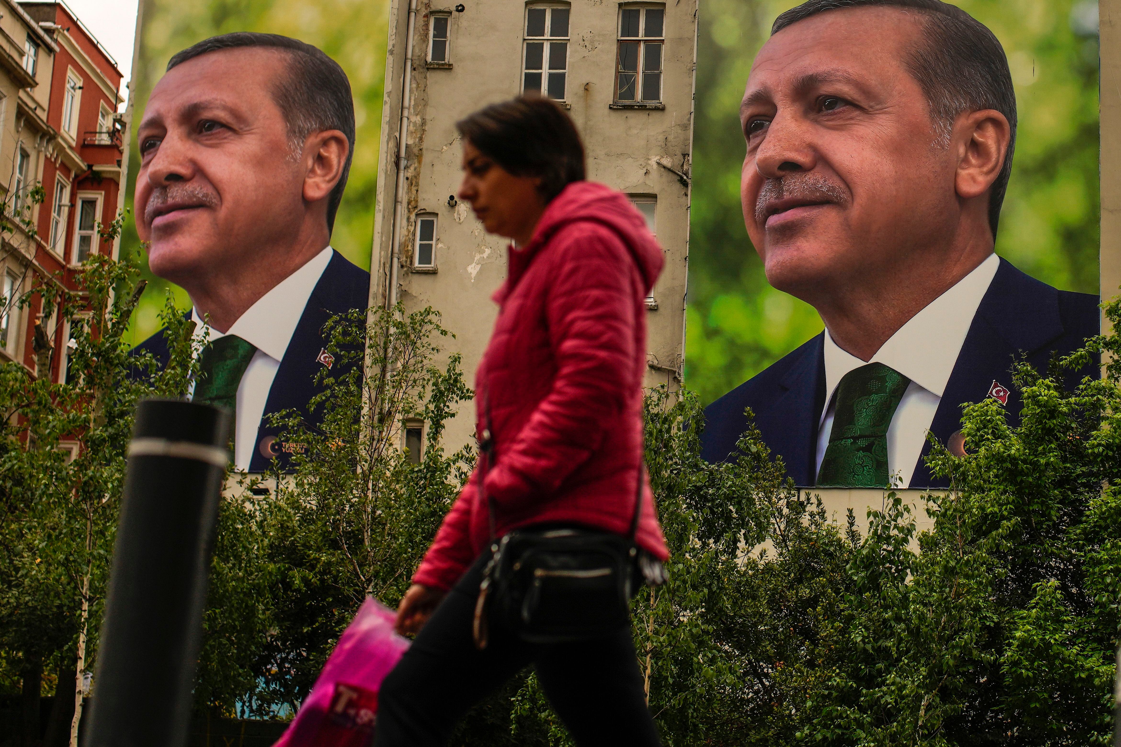 Carteles electorales del presidente turco, Recep Tayyip Erdogan, en Estambul este lunes.  