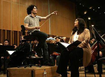 Gustavo Dudamel dirige un ensayo de la Orquesta Sinfónica Simón Bolivar, ayer en Oviedo.