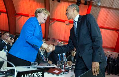 La canciller alemana, Angela Merkel, saluda al presidente estadounidense, Barack Obama durante la conferencia sobre el clima celebrada en París.