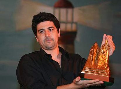 El director español Cesc Gay levanta el galardón Astor de Oro del XXII Festival Internacional de Cine de Mar del Plata