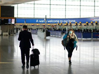 Dos viajeros transitaban, el pasado mes de abril, por una de las terminales vacías del aeropuerto londinense de Heathrow. 