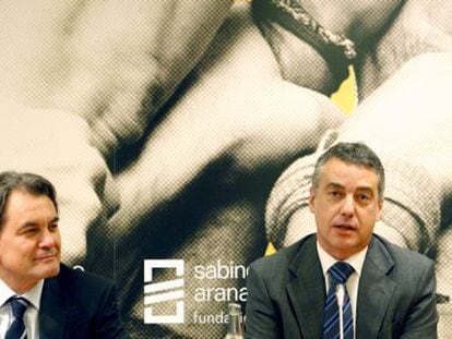 El presidente del PNV, I&ntilde;igo Urkullu (a la derecha), con el de la Generalitat, Artur Mas, cuando le present&oacute; en una conferencia en Bilbao en mayo de 2010. 