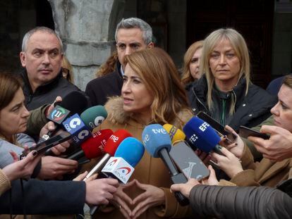 Raquel Sánchez hablaba este sábado con los periodistas durante su visita a Castro Urdiales (Cantabria).