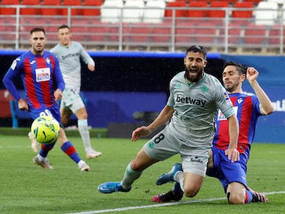 Oliveira saca el balón ante Fekir.