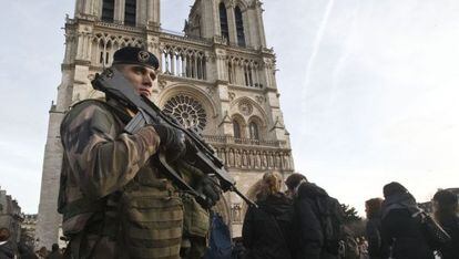 Un soldado patrulla junto a la catedral de Notre Dame en París el miércoles.