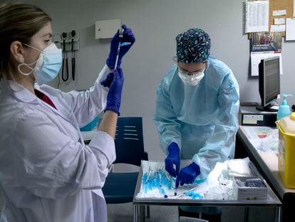 Personal sanitario preparan las dosis de la vacuna Pfizer y BioNTech en el hospital La Fe de Valencia, el lunes.