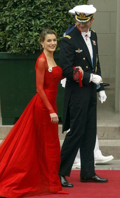 La boda de Federico de Dinamarca y Mary Donaldson, celebrada pocos días antes del enlace del entonces príncipe Felipe y Letizia, fue el primer compromiso oficial ante las casas reales europeas al que acudió Letizia. Su aparición con un vestido rojo de Lorenzo Caprile del brazo de Felipe de Borbón en la catedral de Copenhague acaparó los titulares.