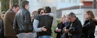 Familiares y amigos de José Antonio Martínez, el policía fallecido en el accidente de montaña de Marruecos, anoche en Granada.