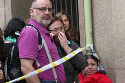 Un profesor murió y cuatro personas resultaron heridas tras irrumpir el 20 de abril un alumno de 13 años armado con una ballesta en el instituto Joan Fuster, ubicado en la plaza Ferran Reyes, en el barrio de La Sagrera de Barcelona. El profesor fue herido con la ballesta, aunque la muerte se la ha provocado una herida de arma blanca en el abdomen. | <a href="http://ccaa.elpais.com/ccaa/2015/04/20/catalunya/1429517734_522794.html" target="blank"> IR A LA NOTICIA</a>