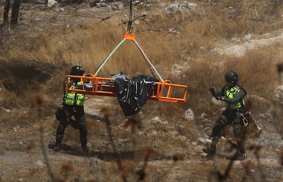 Rescatistas utilizan un helicóptero para elevar los cuerpos encontrados al fondo de la barranca, el 31 de mayo de 2023.