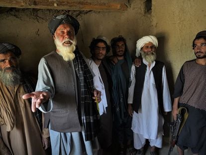 Abdul Majid, de 72 años (segundo por la izquierda), en el interior de una de las clases en las que enseñaba el mulá Omar, fundador de los talibanes.