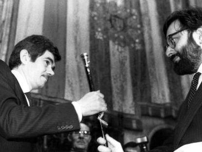 El alcalde saliente de Barcelona, Narcis Serra, entrega la vara de mando a Pasqual Maragall, en 1982.