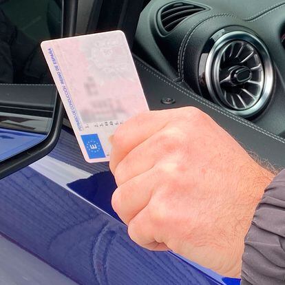 ¿Qué multa hay que pagar por conducir con el carné caducado?