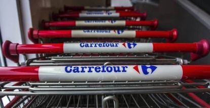 Varios carritos de la compra de Carrefour.