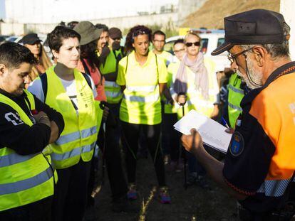 Un agente con un grupo de voluntarios, este jueves.