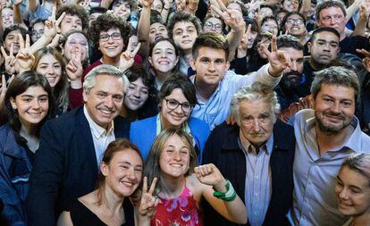 El candidato argentino Alberto Fernández en un acto con el expresidente uruguayo José Mujica.