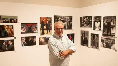 El fotógrafo de EL PAÍS Bernardo Pérez  posa frente a su exposición en el Hay Festival Segovia.