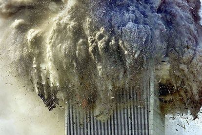 La Torre Norte del World Trade Center colapsa a las 10.28 del 11 de septiembre, más de una hora después del ataque terrorista.