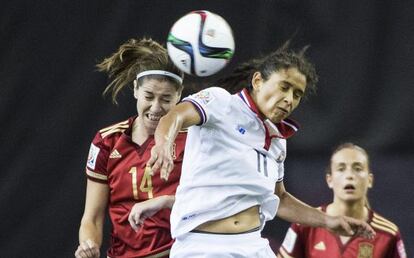 Vicky Losada lucha con Raquel Rodríguez por un balón.