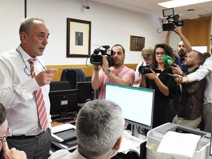 El juez Javier Muñiz Tejerina explica los resultados del recuento oficial realizado en León.