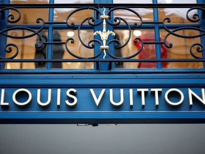 Una tienda de Louis Vuitton en Paris.