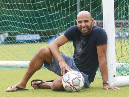 Manuel Pablo posa delante de una porter&iacute;a en uno de los campos de entremaniento del Deportivo.