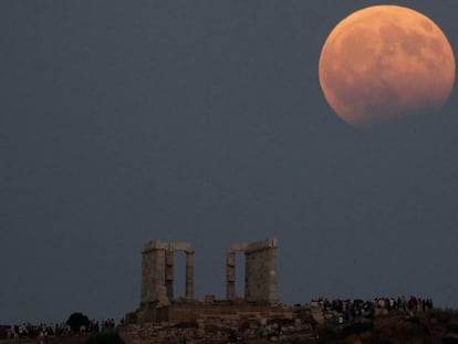 Eclipse lunar parcial junto al templo de Poseidón, en el cabo de Sunión (Grecia).