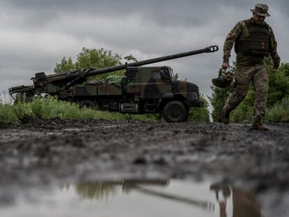 Un militar ucranio junto a un obús autopropulsado César después de disparar contra las tropas rusas cerca de la ciudad de Avdiivka, en la región de Donetsk, este miércoles.