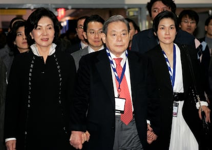 Lee Kun-hee, junto a su mujer, Hong Ra-hee y, a la derecha, su hija Lee Seo-hyun en Las Vegas, en 2010.