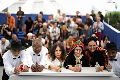 La directora marroquí Asmae El Moudir, la tercera desde la izquierda, junto con el resto de actores que forman el elenco de la película 'Kadib Abyad'. Desde la izquierda, Mohammed El Moudir, Said Masrour, Zahra Jeddaoui, Ouardia Zorkani y Abdallah Zouid, el 25 de mayo.