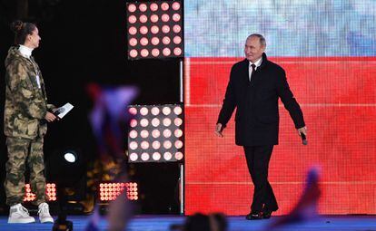 El presidente ruso, Vladímir Putin, sube al escenario en la Plaza Roja de Moscú para celebrar la anexión a Rusia de cuatro regiones ucranias, el pasado día 1.