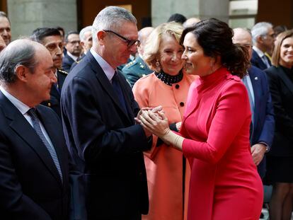 La presidenta de la Comunidad de Madrid, Isabel Diaz Ayuso saluda al expresidente de Madrid, Alberto Ruiz Gallardón, ante su homóloga, Esperanza Aguirre, el 4 de diciembre.