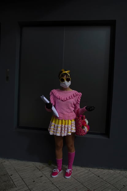 Paula, de 24 anos, sale a hacer la compra con su mascarilla en Vilagarcía de Arousa.