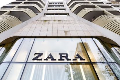 FILE PHOTO: The Zara clothing store logo is seen at the entrance of a store in Brussels, Belgium November 28, 2022. REUTERS/Yves Herman/File Photo