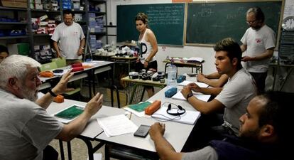 Vicente Serrano y Elizabeth Crespo, al fondo, en una clase del taller Itaca.