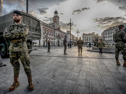 Soldados del ejército español desplegados en la Puerta del Sol de Madrid el pasado 17 de marzo de 2020.