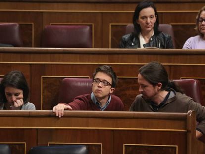 &Iacute;&ntilde;igo Errej&oacute;n y Pablo Iglesias dialogan en el pleno del Congreso del 31 de enero.