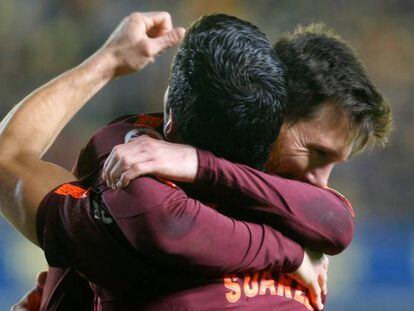 Messi y Luis Su&aacute;rez se abrazan tras uno de los goles.