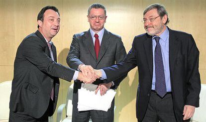 De izquierda a derecha, Manuel Cobo, Alberto Ruiz-Gallardón y Jaime Lissavetzky.