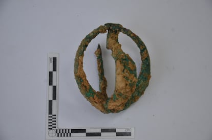Fíbula anular ibérica del yacimiento de la colina de Los Quemados.