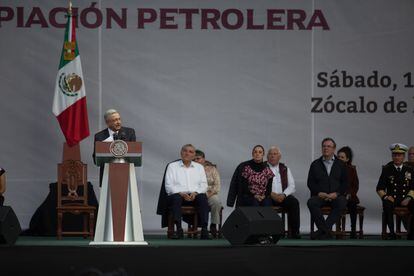 Andrés Manuel López Obrador ofrece un discurso para conmemorar el 85 aniversario de la expropiación petrolera, en el Zócalo de Ciudad de México. 
