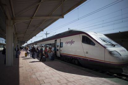 Varios usuarios suben a un tren en la estación de ferrocarril de Ciudad Real.