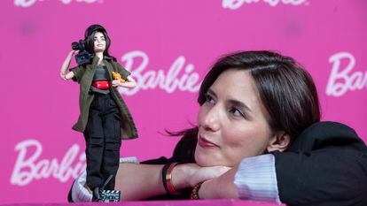 Lila Avilés junto a la muñeca hecha en su imagen, el 9 de marzo en Ciudad de México.