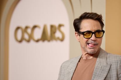 Robert Downey Jr. saluda a su llegada al Beverly Hilton.