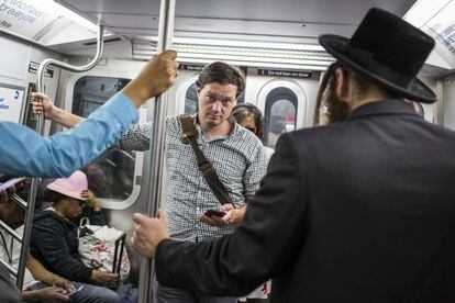 El periodista estadounidense Evan Ratliff en el metro de Nueva York.