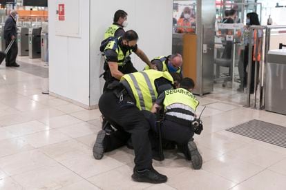 Un momento de la actuación de los guardias de seguridad de Renfe en la Estación de Sants, que inmovilizaron a una mujer transgénero.