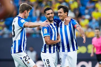 Oyarzabal, Merino y Sorloth celebran un gol de la Real ante el Cádiz el pasado domingo.
