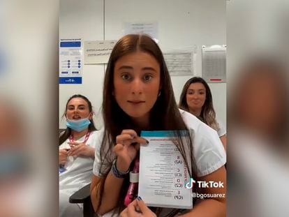 Una enfermera muestra los requisitos para realizar las oposiciones en Cataluña, en una captura de Tiktok.